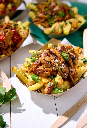 Loaded Chilli Cheese Fries mit veganem Chicken Chili Paprika