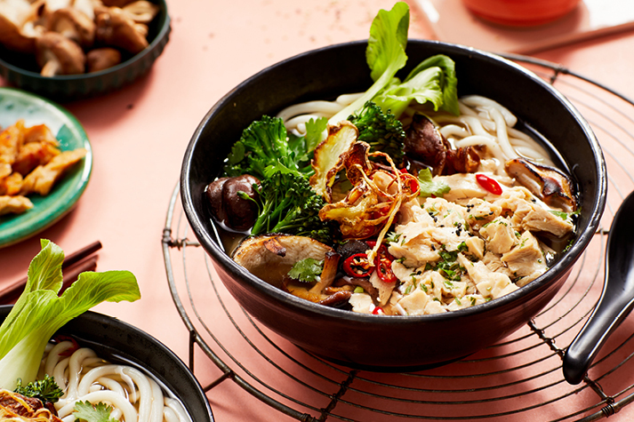 Asiatische Nudelsuppe mit endori veggie pulled Asiatische Nudelsuppe mit endori veggie pulled
