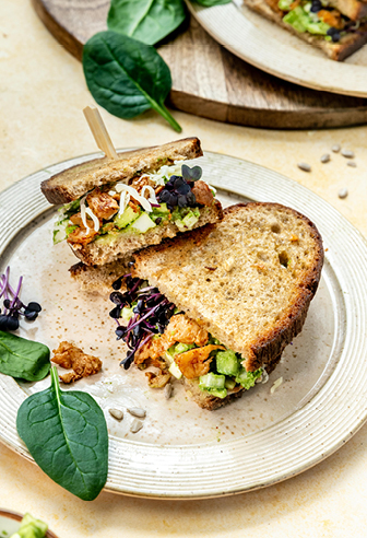Green Goddess Toast mit endori veganem Chicken Chili Paprika