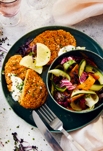 Knackiger Gemüsesalat mit Schnitzel